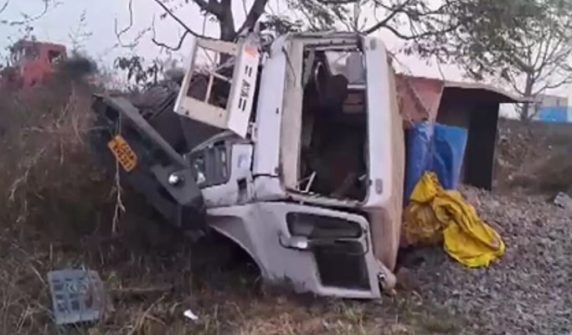 Speeding trailer hits police vehicle in India