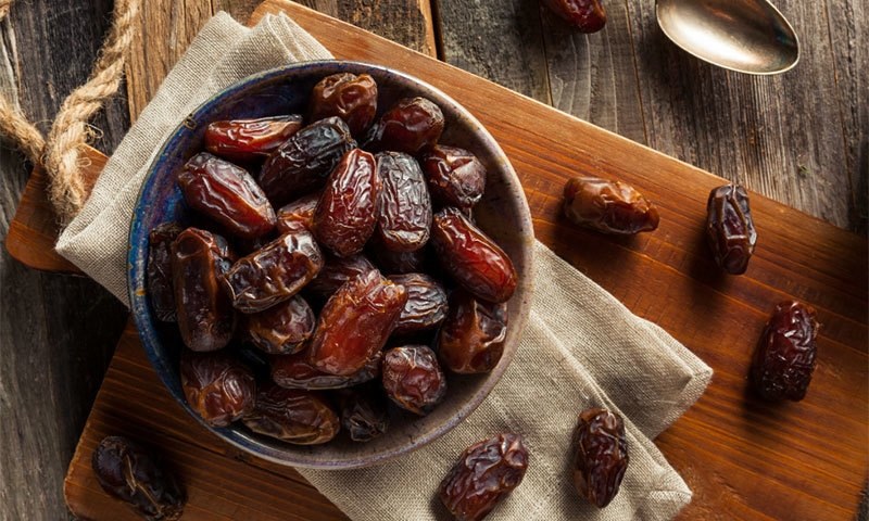 Is eating dates beneficial or harmful on winter nights?