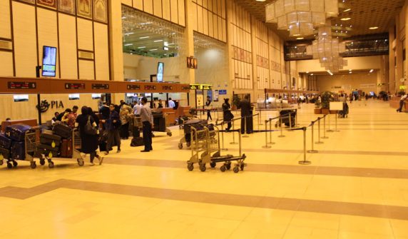 Airport pick-up and drop-off prohibited for more than 2 people