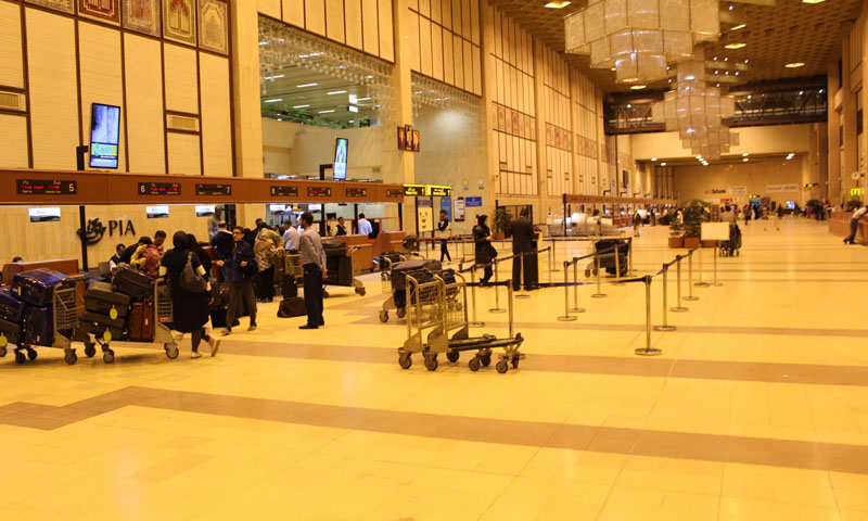 Airport pick-up and drop-off prohibited for more than 2 people