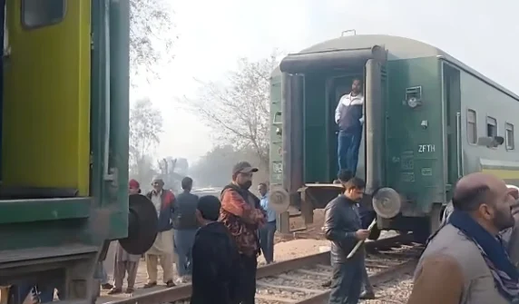 7 bogies of Lahore-Karachi train separated from engine
