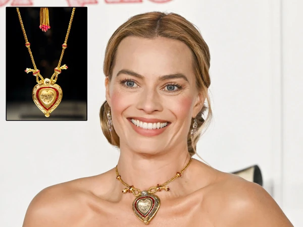 Hollywood actress attends ceremony wearing