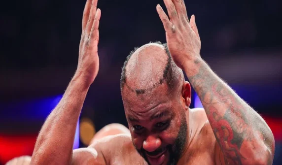 Boxer's wig ripped off during fight