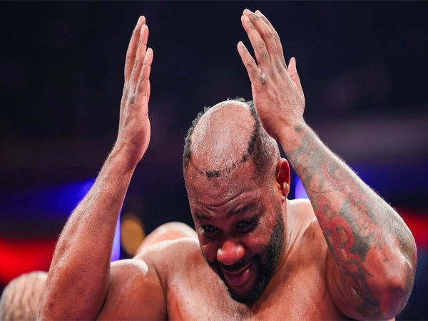 Boxer's wig ripped off during fight