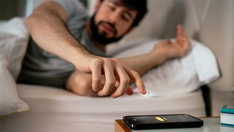 The habit of looking at mobile phone