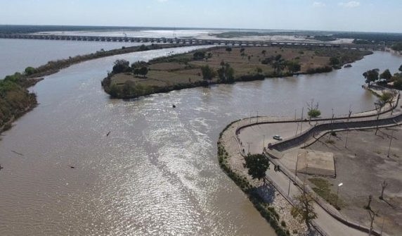 Temporary dam breaks during replacement of gates at Sukkur Barrage
