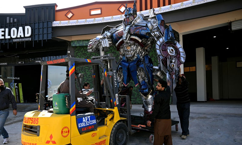 A young man from Islamabad creates giant sculptures from junk parts.