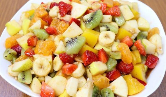 An easy way to preserve the freshness of fruit chaat made before iftar