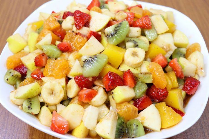 An easy way to preserve the freshness of fruit chaat made before iftar