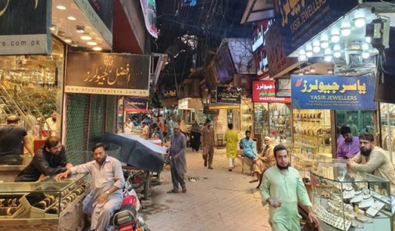 Lahore traders reject decision to open shops early and close at 8pm