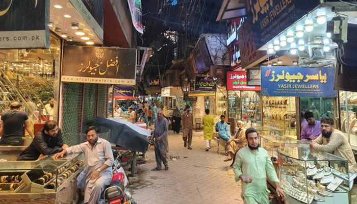 Lahore traders reject decision to open shops early and close at 8pm