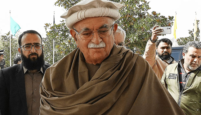 Mahmood Achakzai is angry with PTI leadership
