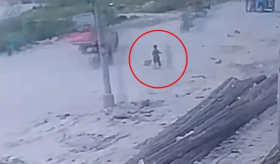 Footage of a young child falling into an open manhole has emerged