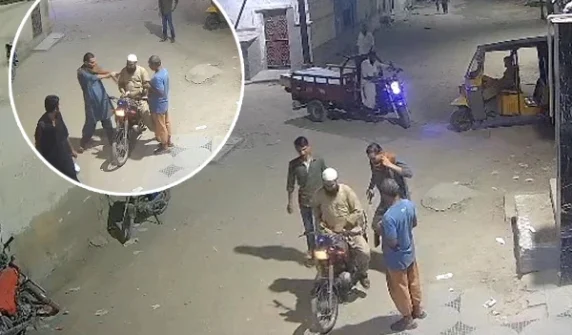 Armed robbers rob a citizen on foot