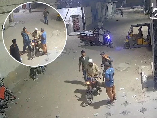 Armed robbers rob a citizen on foot