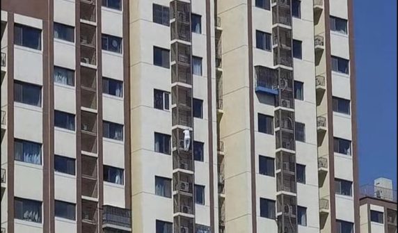 89-year-old woman jumps off 27th floor railing after room locked