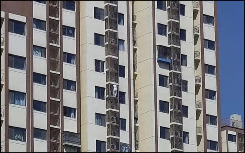 89-year-old woman jumps off 27th floor railing after room locked