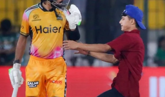 Babar Azam's fan entered the field