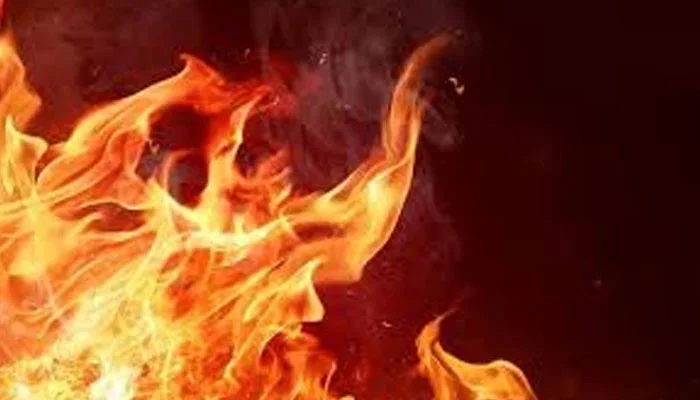 Karachi: Husband dies of burns, wife injured in house fire