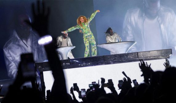 Shakira's voice cast a spell in Rio de Janeiro