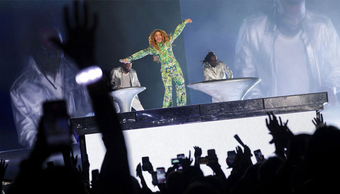 Shakira's voice cast a spell in Rio de Janeiro