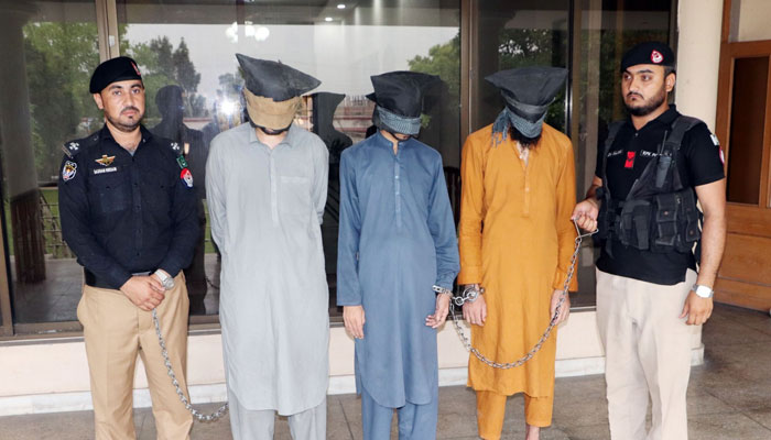 Peshawar Police claim to have arrested a dangerous group involved in bank robberies
