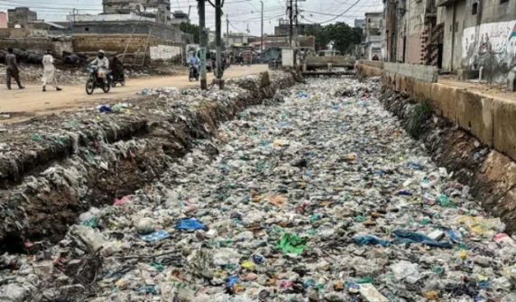 Citizen dies after falling into drain