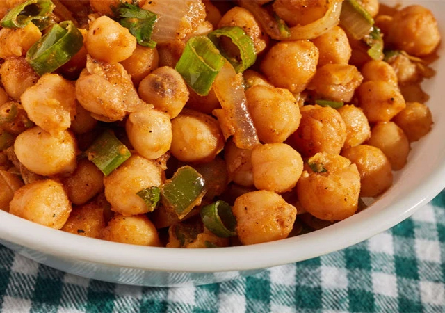 What disease can lentils, chickpeas, and beans reduce the risk of?