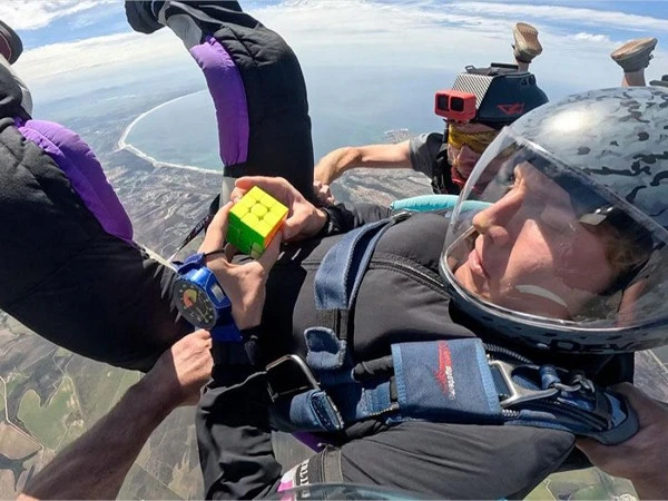 Record for fastest Rubik's Cube solve in freefall
