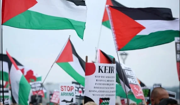 6 people arrested for waving Palestinian flag on Eiffel Tower