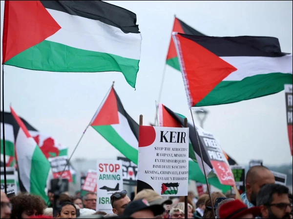 6 people arrested for waving Palestinian flag on Eiffel Tower