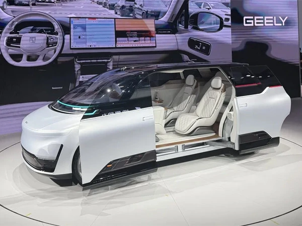 Fierce competition among low-cost cars at auto show