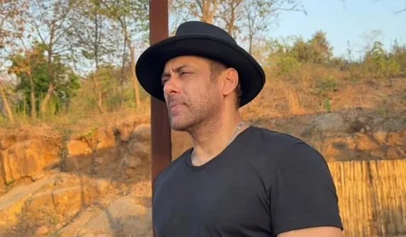 What has the Bombay High Court instructed the neighbor to do regarding Salman Khan?