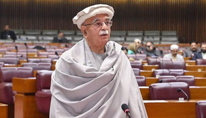 Mahmood Khan Achakzai offers to sit down with the Prime Minister and discuss matters further