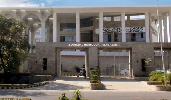The Islamabad High Court bench hearing the request of the Chief Minister of Pakhtunkhwa to meet Imran Khan broke up.