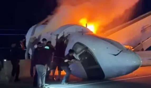 Plane crashes on highway in America, citizens risk their lives to save passengers, video goes viral