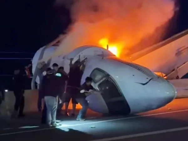 Plane crashes on highway in America, citizens risk their lives to save passengers, video goes viral