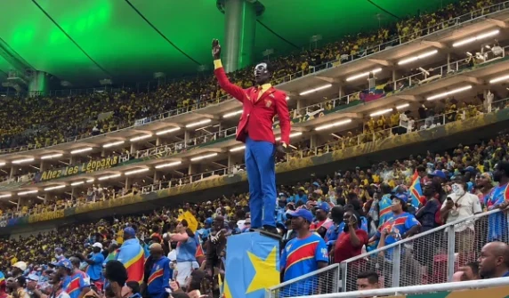 "Living Statue": Congo's famous football fan enters World Cup