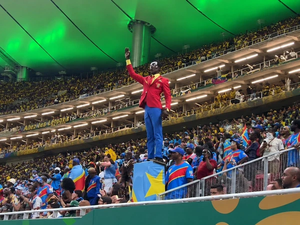 "Living Statue": Congo's famous football fan enters World Cup