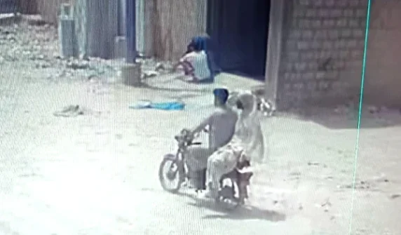 Footage of the murder of a woman riding a motorcycle with her husband has emerged