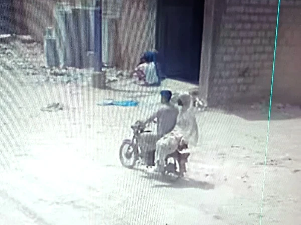 Footage of the murder of a woman riding a motorcycle with her husband has emerged