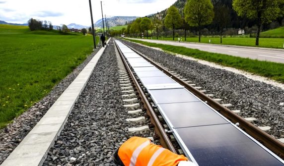 The country where railway tracks have been transformed into solar power plants—a surprising experiment proves successful.