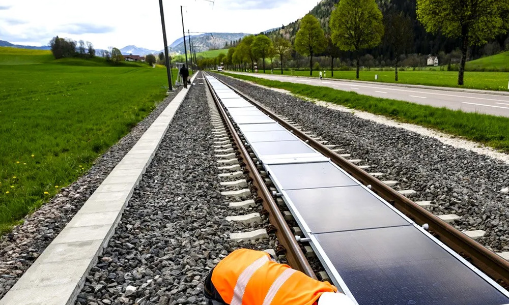 The country where railway tracks have been transformed into solar power plants—a surprising experiment proves successful.