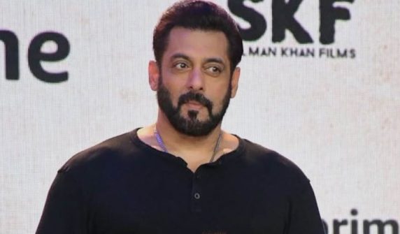 For how many crore rupees did Salman Khan sell his Mumbai apartment?