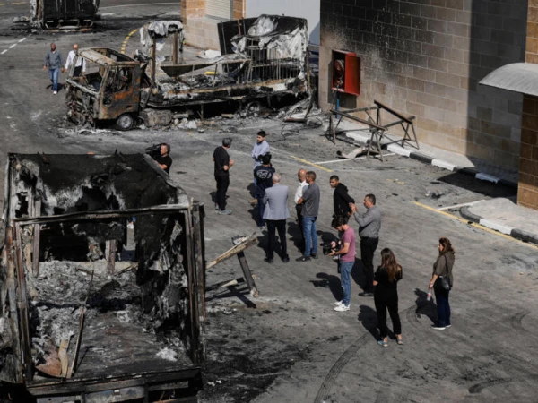 Israeli settlers set fire to Palestinian properties