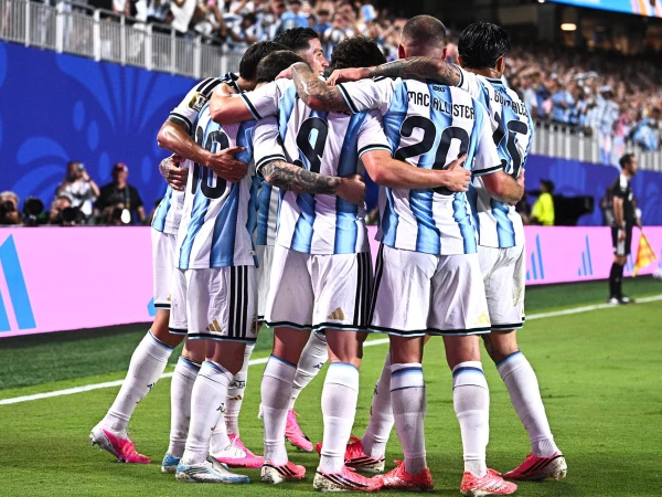 Defending champions Argentina reach the semi-finals