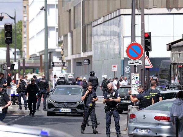 Knife attack in broad daylight in Paris