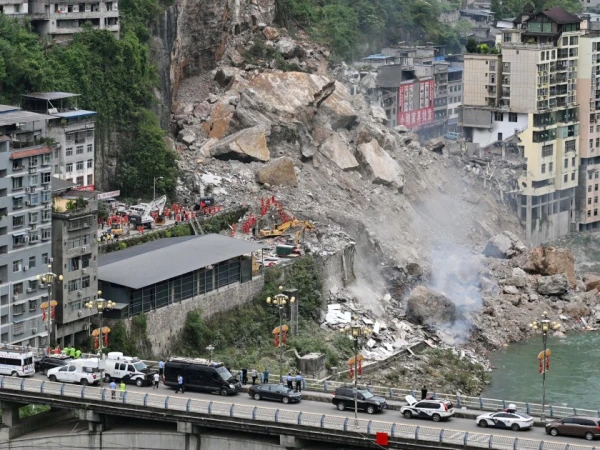 Landslide in China kills 8
