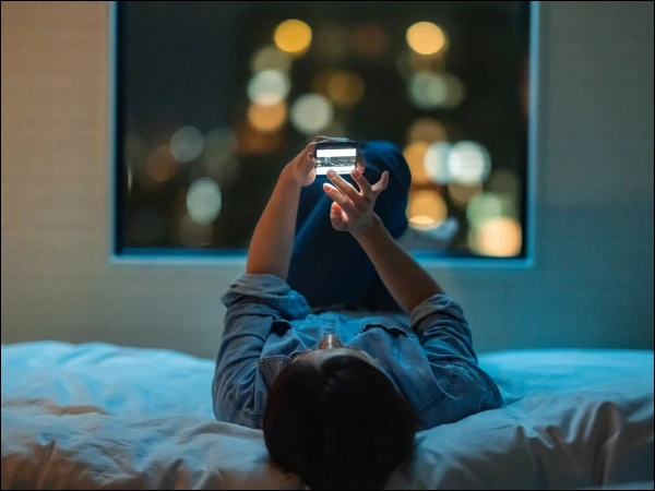 UK bans social media at night for young people