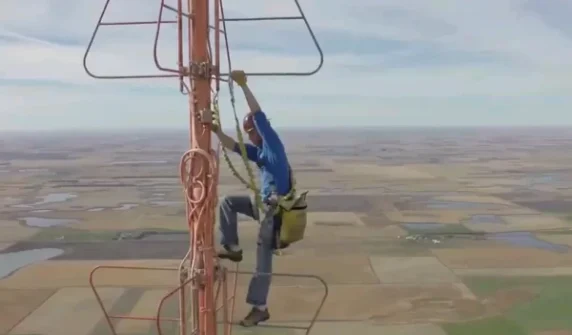 USA: You have to climb a 1,500-foot-tall tower to change a bulb—how much will you get paid?